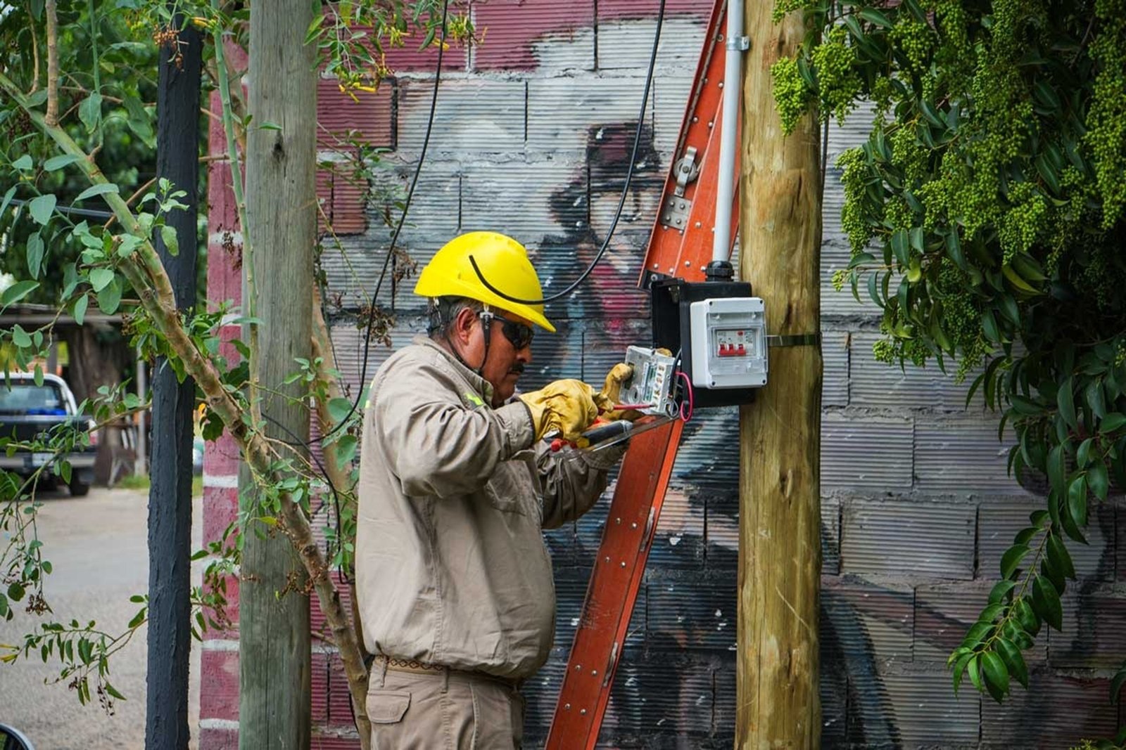 Enersa trabaja en Puerto Sánchez para regularizar las conexiones eléctricas