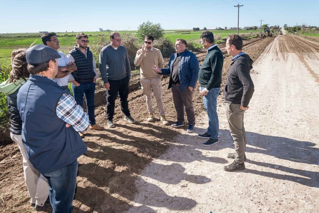 Avanza la reposición de material en caminos del departamento Diamante